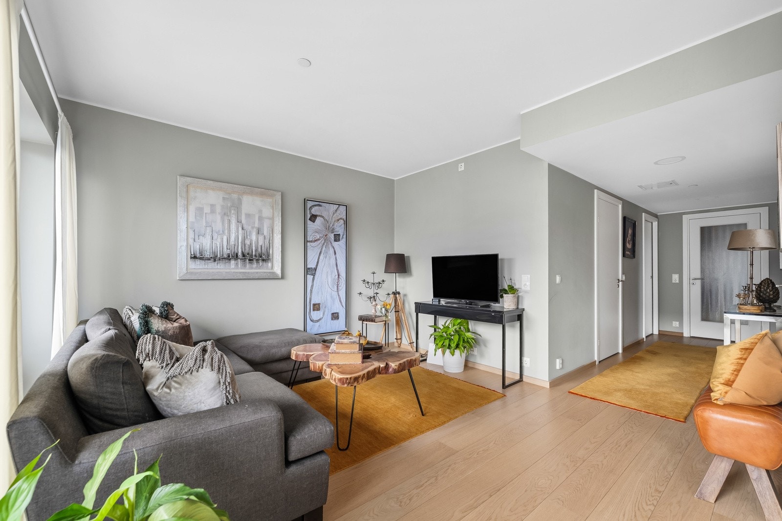 Stuen ligger åpen mot mellomgangen og kjøkkenet, og har god plass til både tv-lounge og spisebord Galleribilde