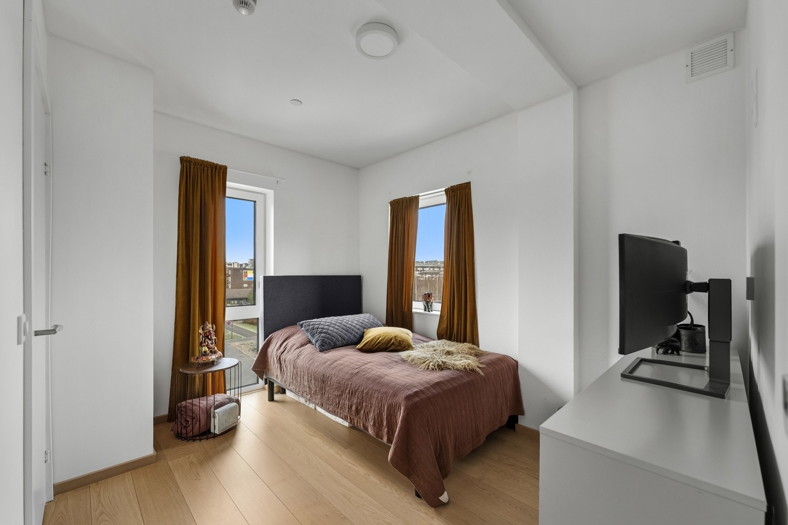 Det ene soverommet ligger på hjørnet med adkomst fra entreen og har vinduer på to sider, samt suiteløsning til eget bad. I dette soverommet er det klargjort røropplegg for kjøkken, hvis man ønsker å omforme rommet til en hybel Galleribilde