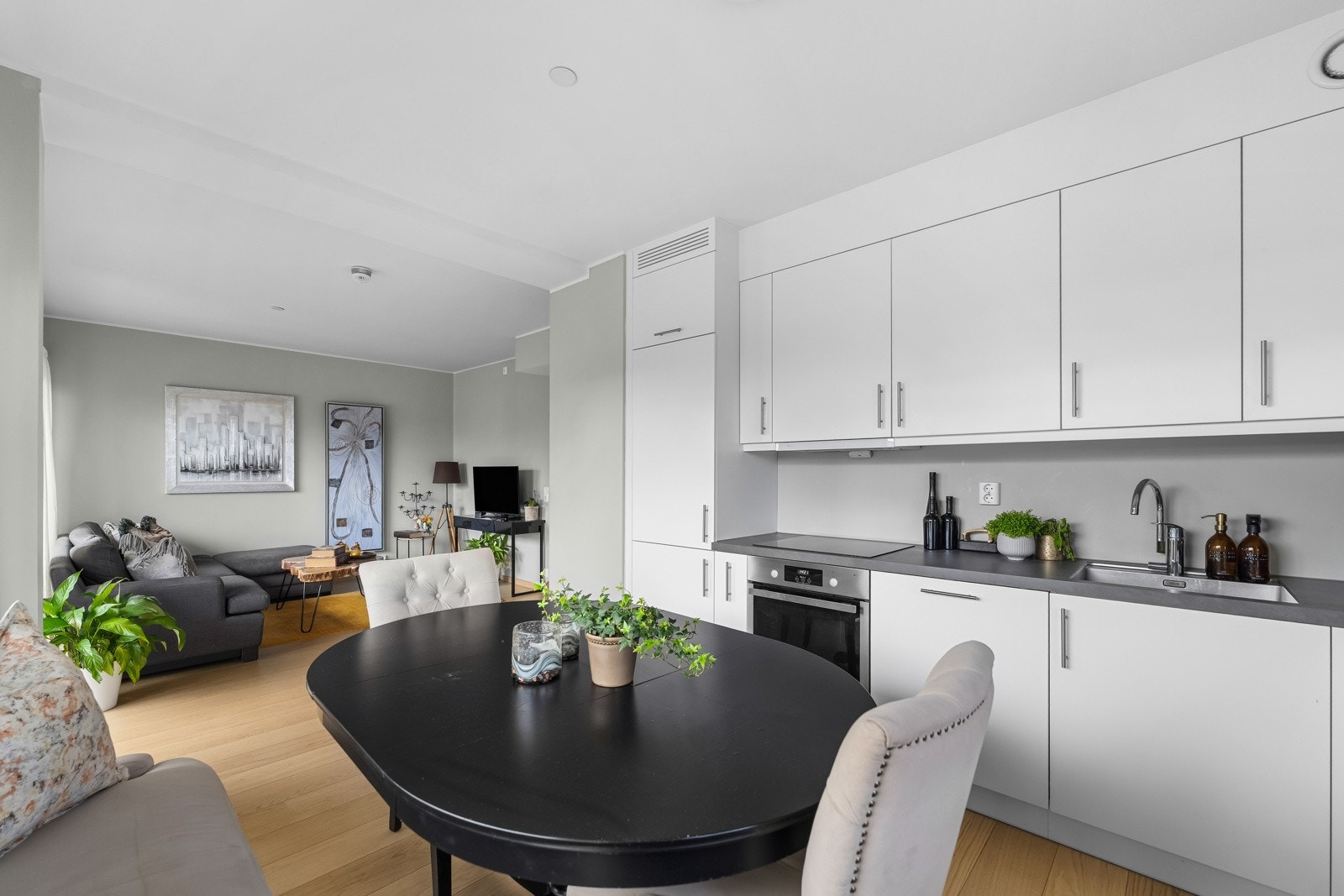 Kjøkkenet er utstyrt med integrert stekeovn, platetopp, oppvaskmaskin, kjøl/frys og ventilator. Taklampe, vinduer over den ene benken og store vinduer mot terrassen er med på å gjøre arbeidssonen ekstra lys og trivelig Galleribilde