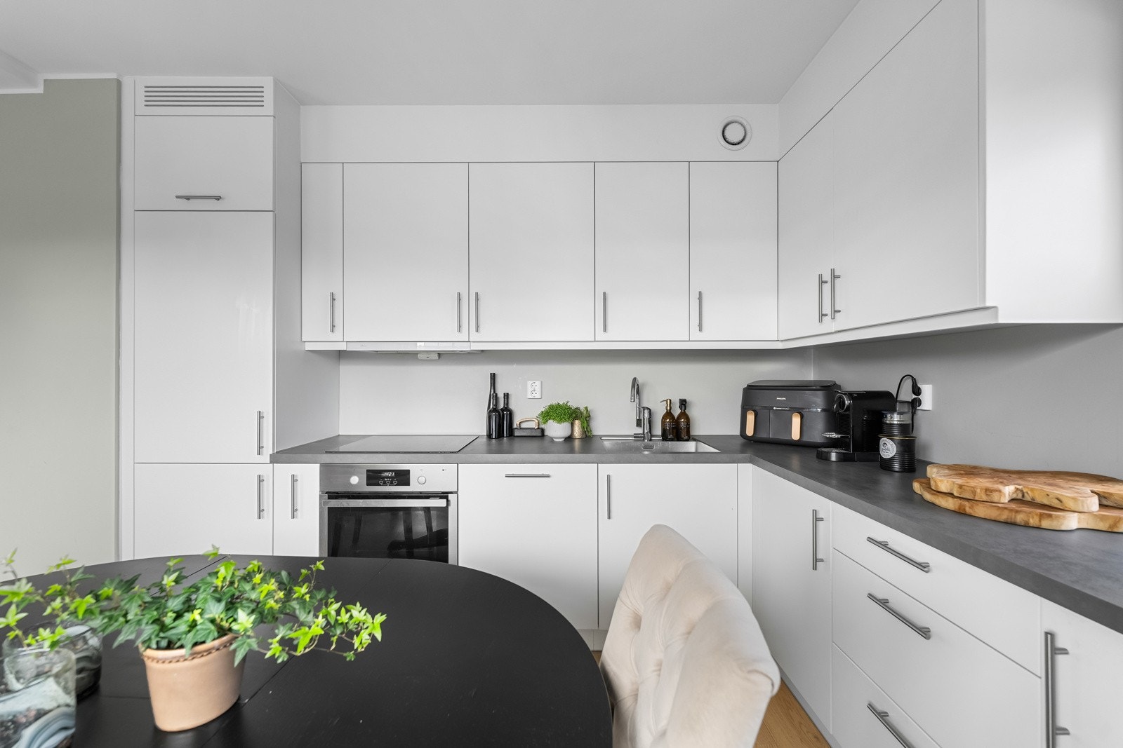 Kjøkkenet ligger i en sosial, åpen løsning til stuen og har takhøy innredning plassert i en praktisk L-form Galleribilde