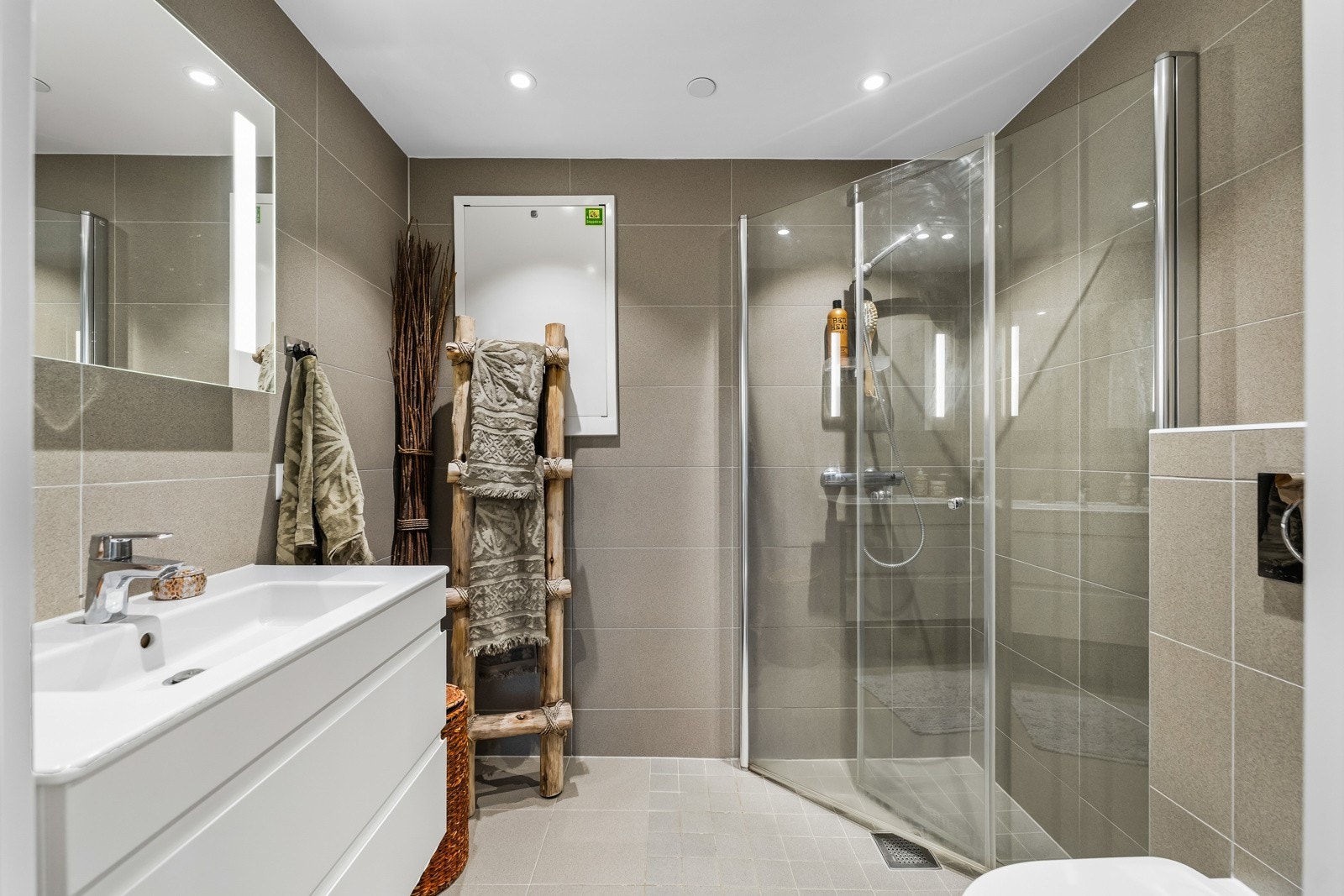 Leiligheten har to pene bad, det ene i suiteløsning med hovedsoverommet og det andre med adkomst fra gangen Galleribilde