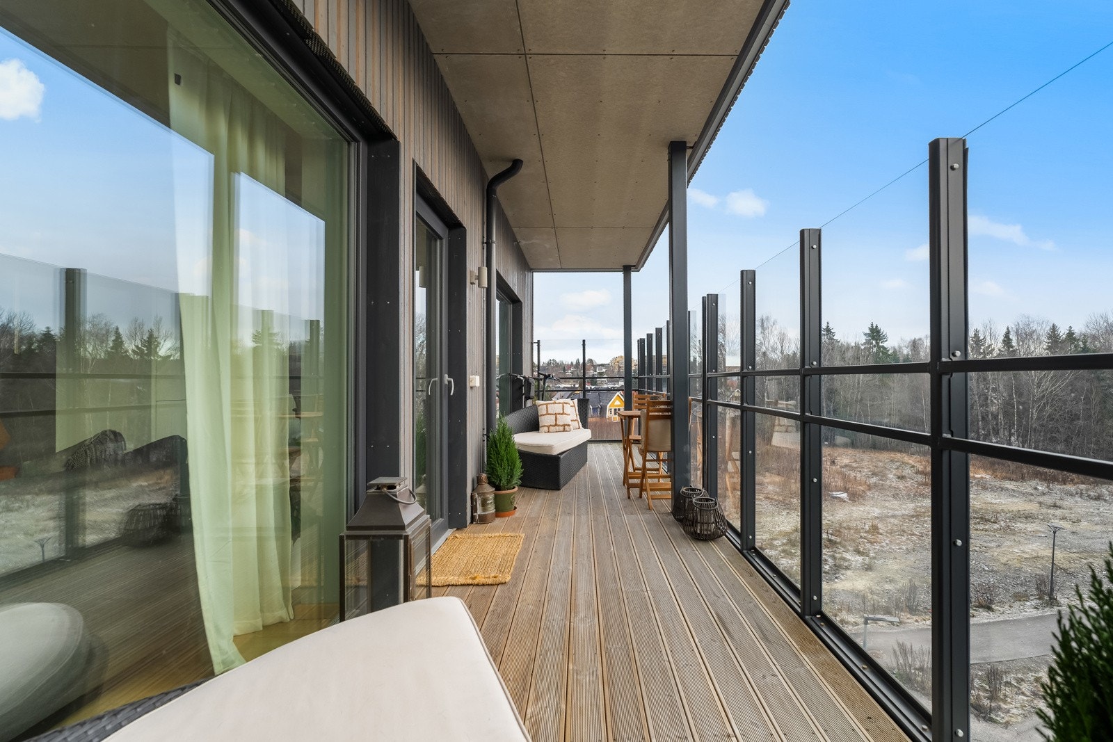 Fra leiligheten er det utgang til en stor, overbygd terrasse på ca. 14 kvm Galleribilde