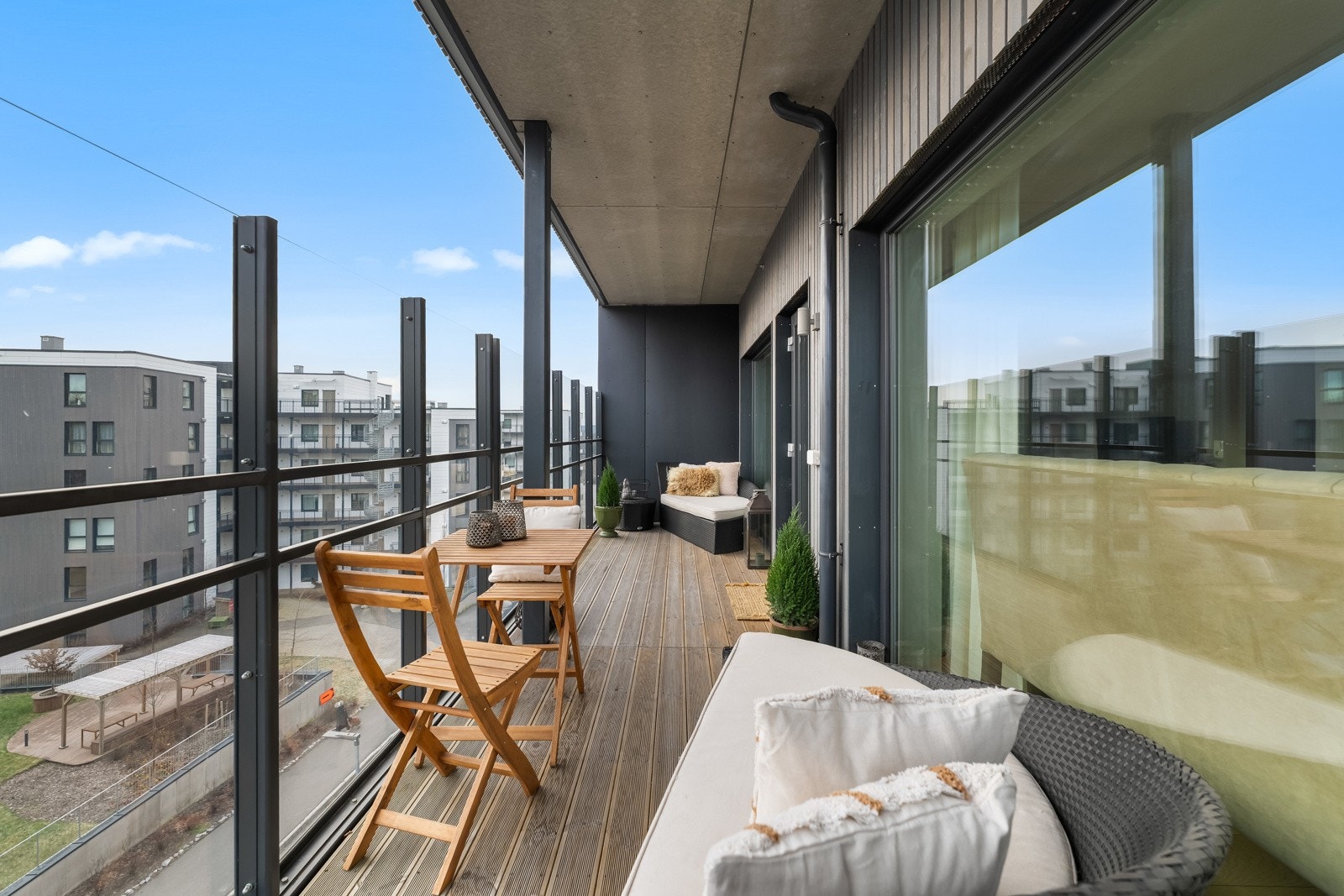 Den romslige størrelsen gir god plass til flere komfortable utemøbler, slik at sommerdagene kan nytes på beste vis. Med overbygg og tett rekkverk er det enkelt å la møblene stå ute hele året. Galleribilde