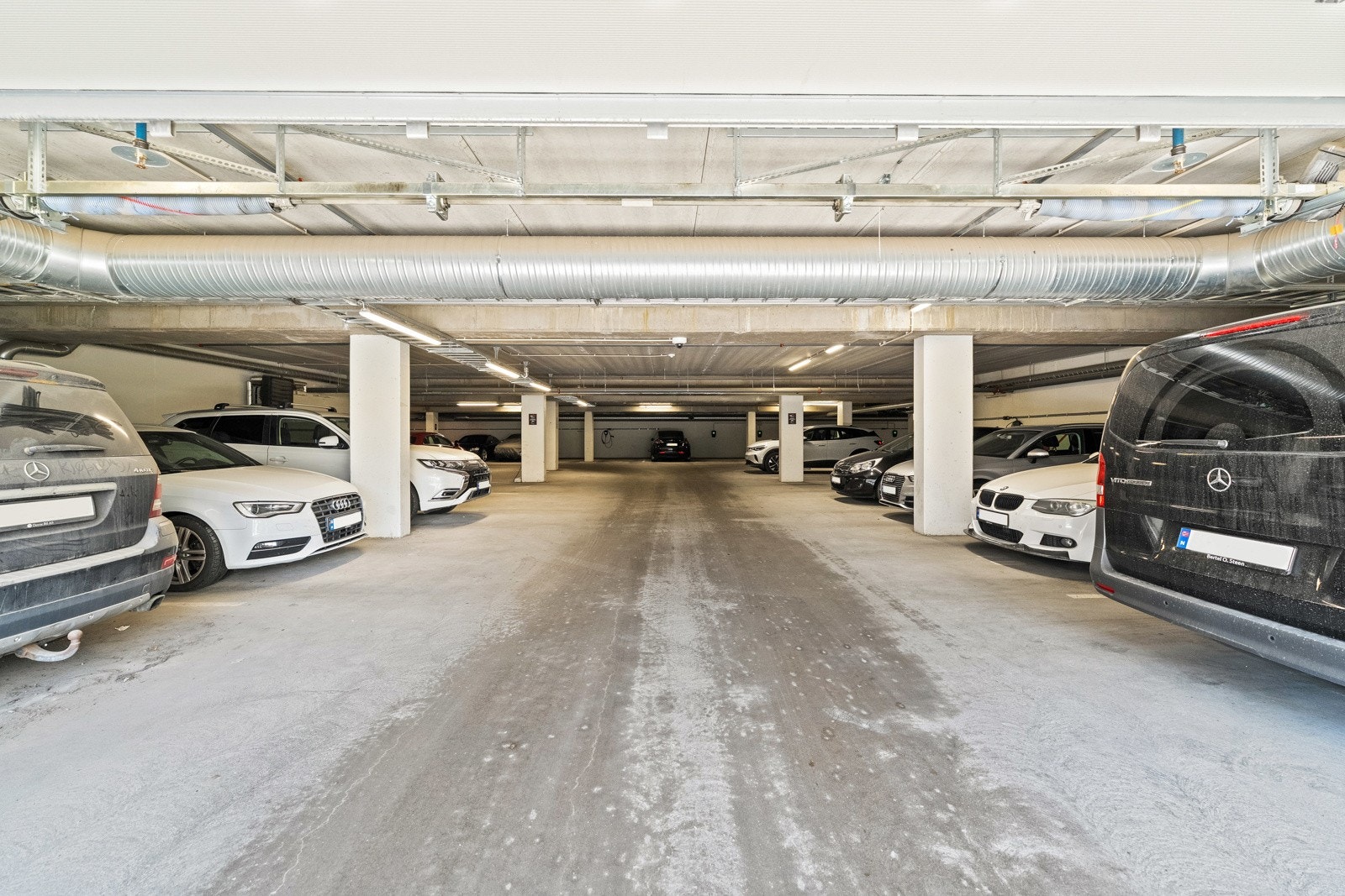 Det disponeres garasjeplass i fellesanlegg. Øvrig parkering etter områdets gjeldende bestemmelser. Galleribilde