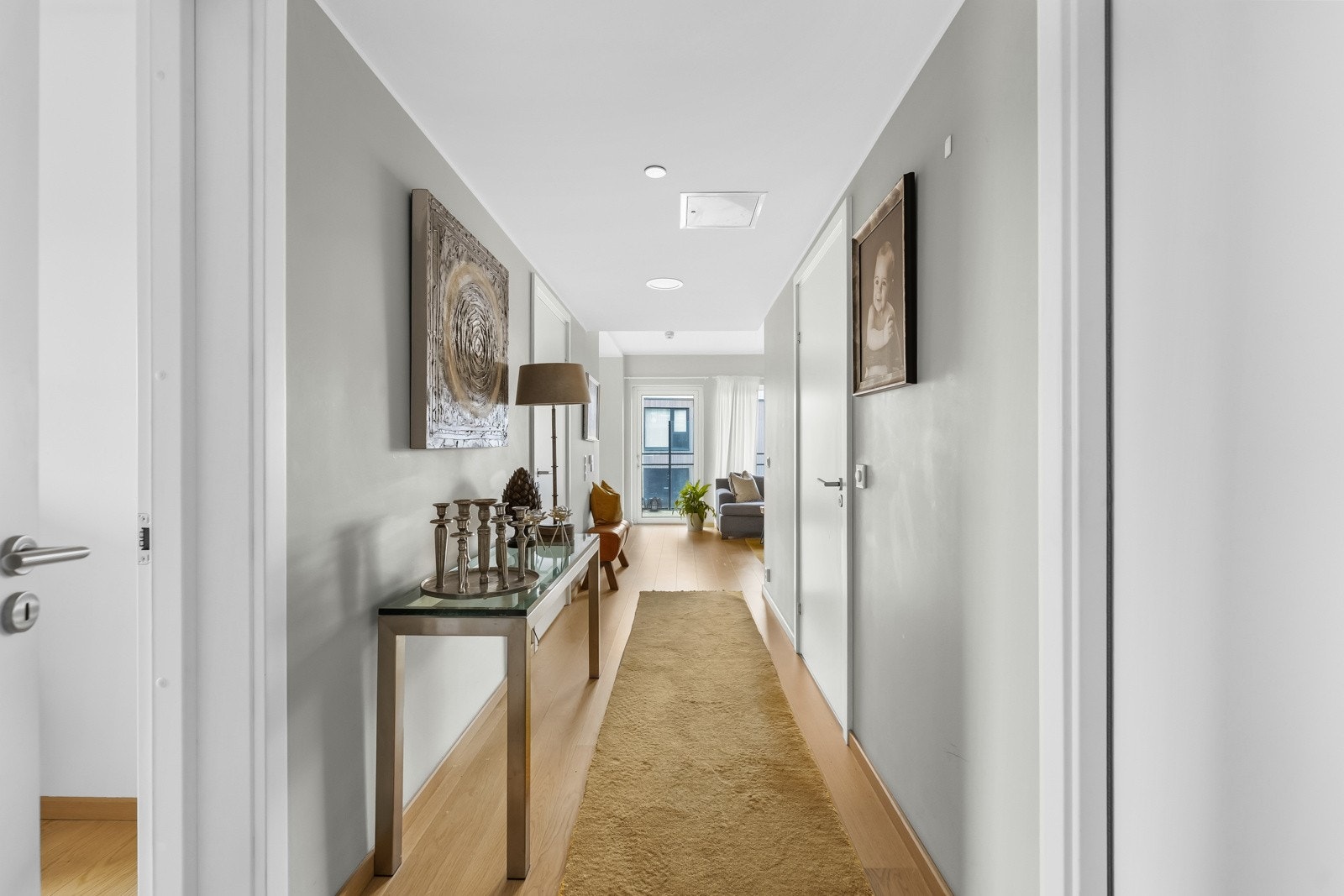 I entreen er det også downlights i himlingen og dør med frostet glassfelt inn til gangen, hvor det er inngang til en romslig bod som kan benyttes som garderoberom Galleribilde