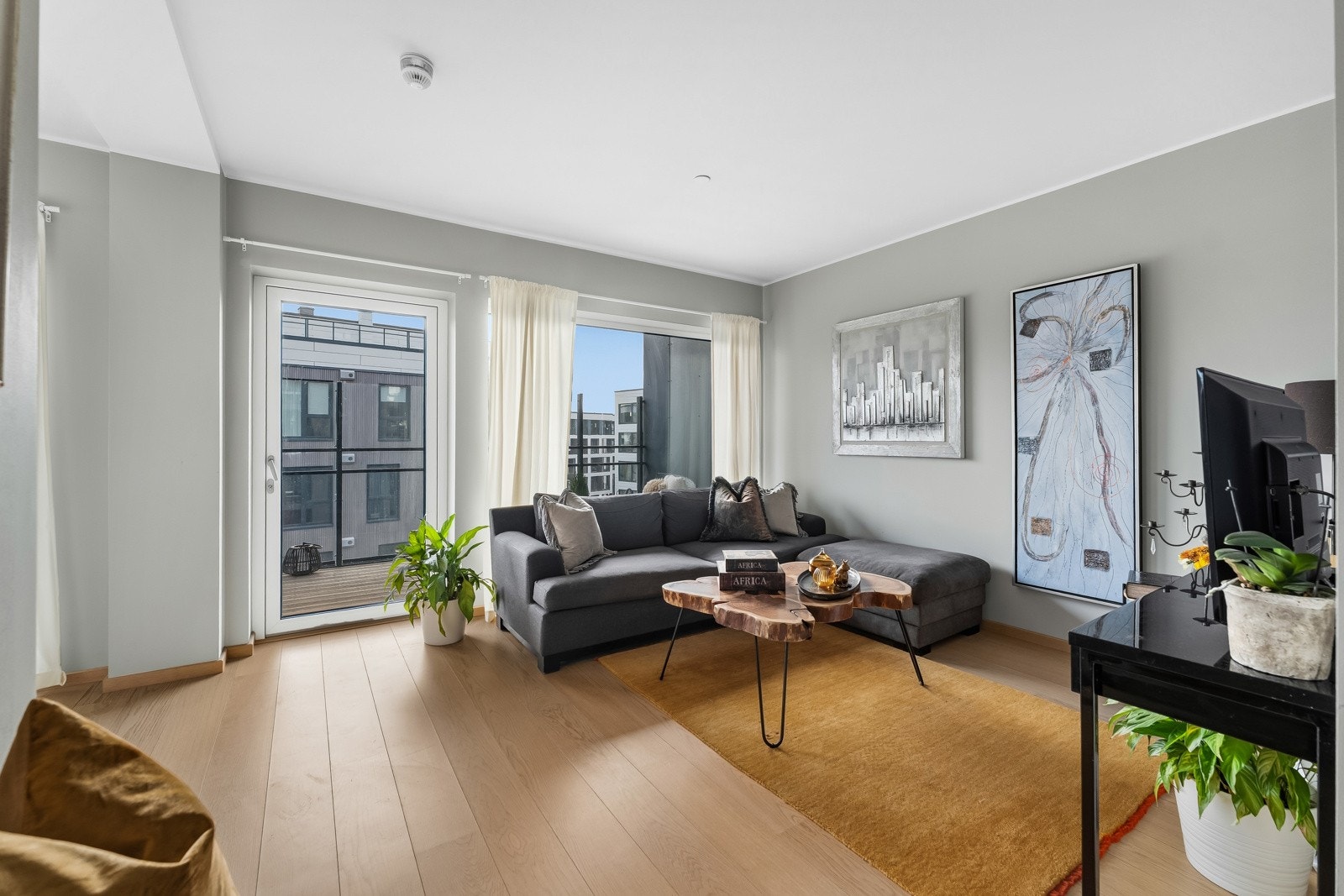 Stuen er lys og luftig med store vinduer langs endeveggen og utgang til en herlig terrasse på 14 kvm. Galleribilde