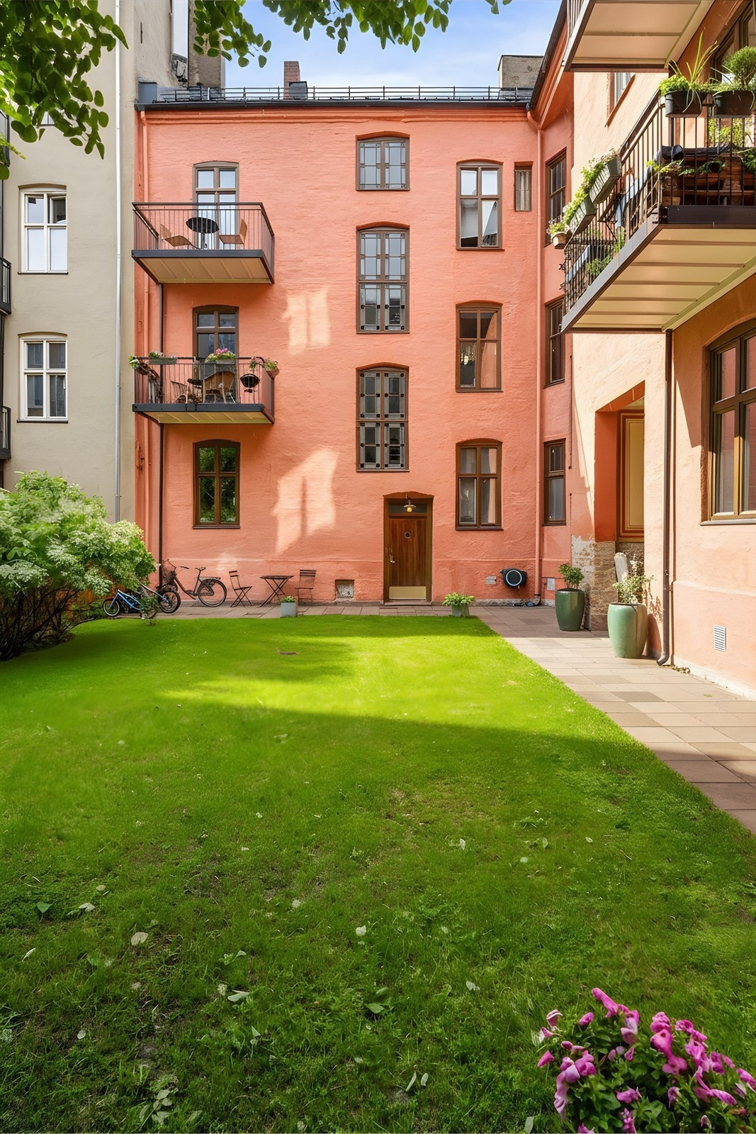 Hyggelig og grønn bakgård. Galleribilde