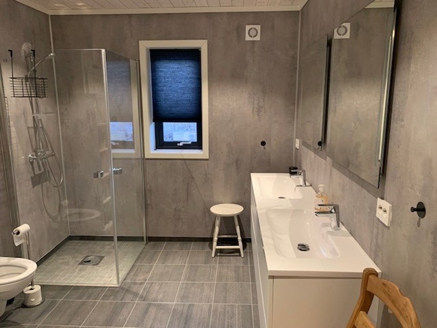 Badet er utstyrt med flislagt gulv som får varme fra elektriske varmekabler, noe som bidrar til en behagelig atmosfære. Galleribilde