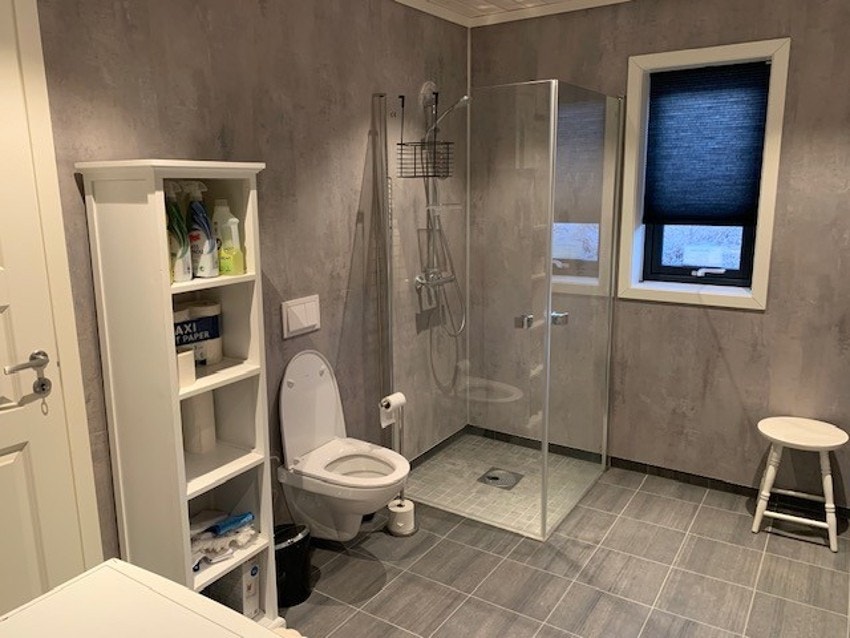 Rommet har en praktisk innredning med benk og to nedfelte servanter, samt vegghengt toalett. Galleribilde