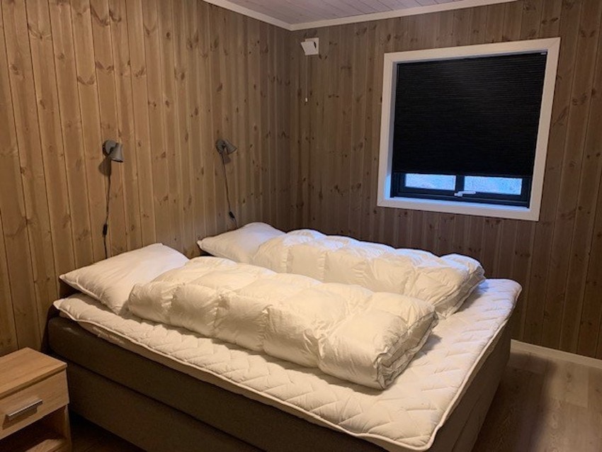 Hovedsoverommet av god størrelse med plass til både seng og øvrig møblement. Galleribilde