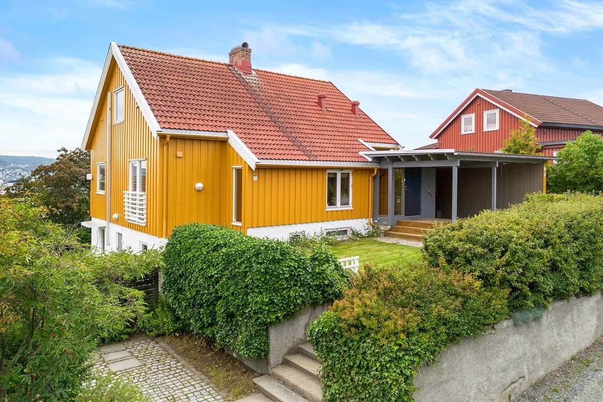 Hus sett fra Kaptein Kaalds Vei Galleribilde