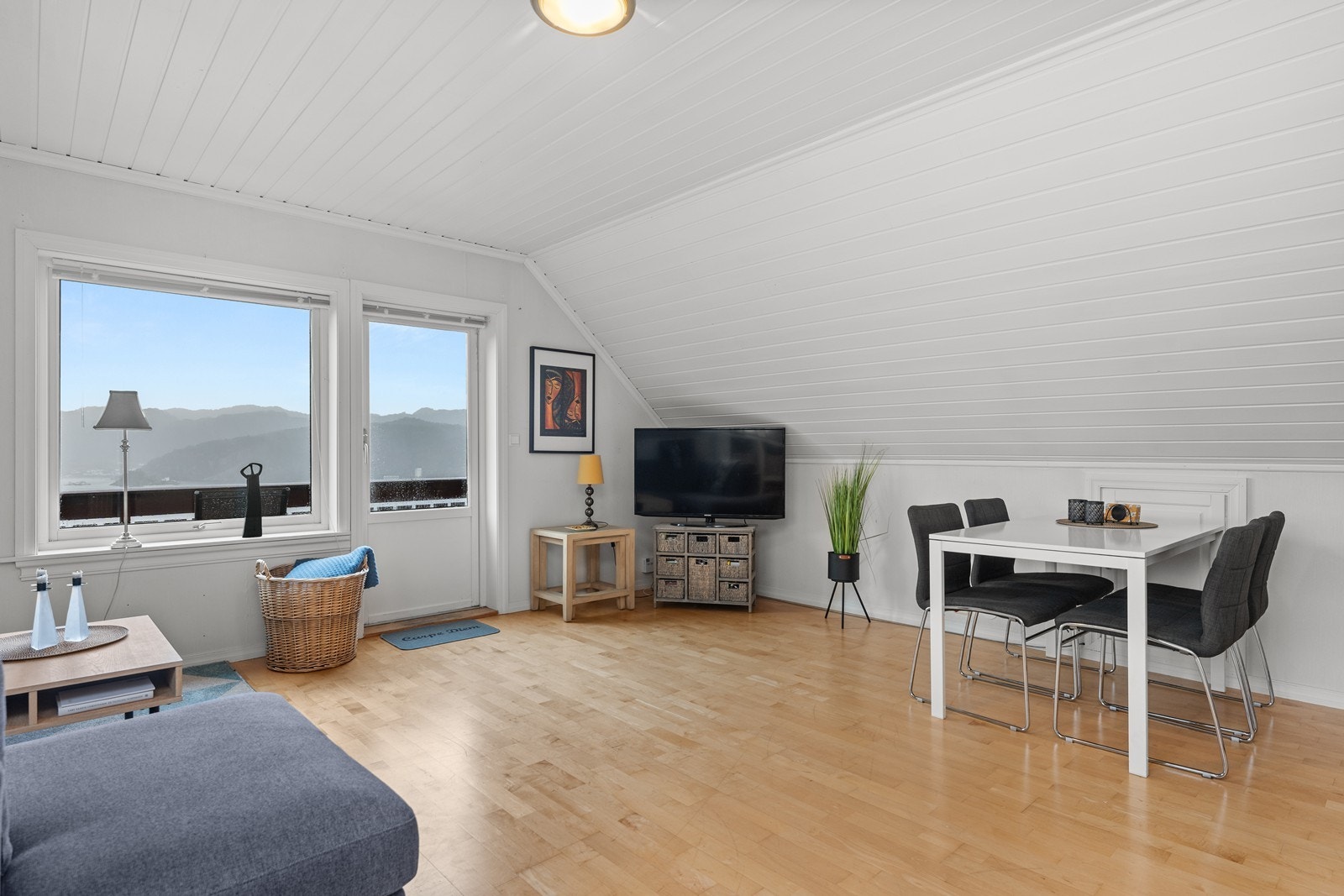Stor loftstue med kjøkken. Her er utgang til balkong. Galleribilde