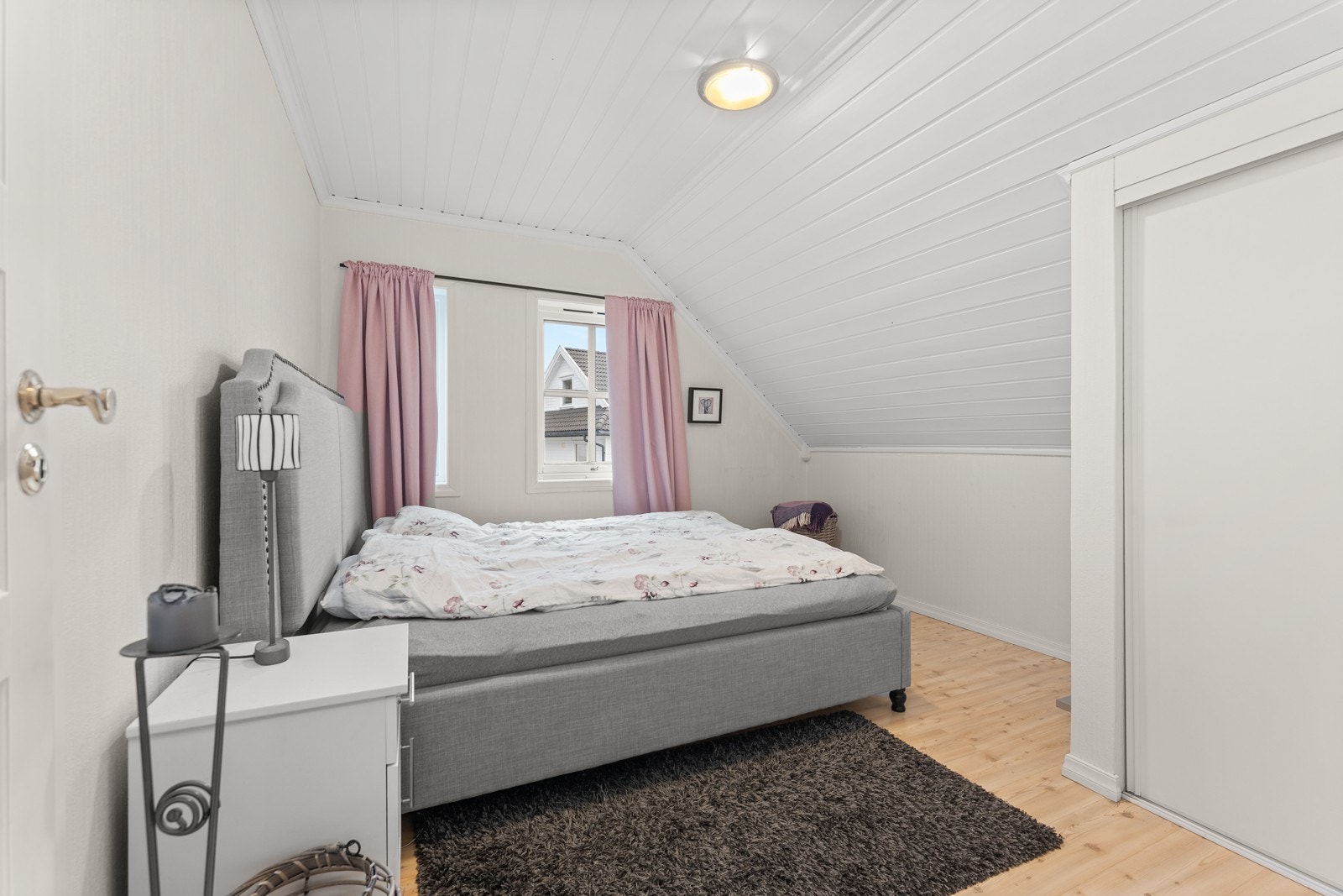 Soverom med skyvedørsgarderobe. Galleribilde