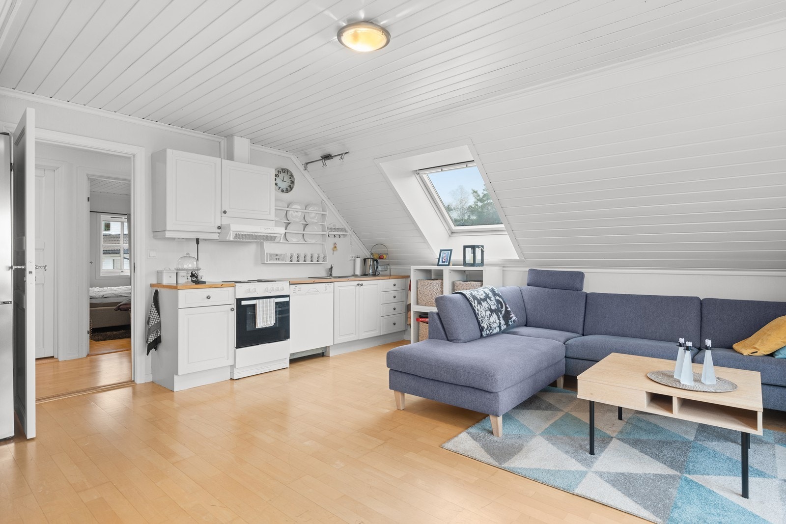 Loftsetasjen kan brukes som leilighet eller ta hele boligen i bruk selv. Galleribilde