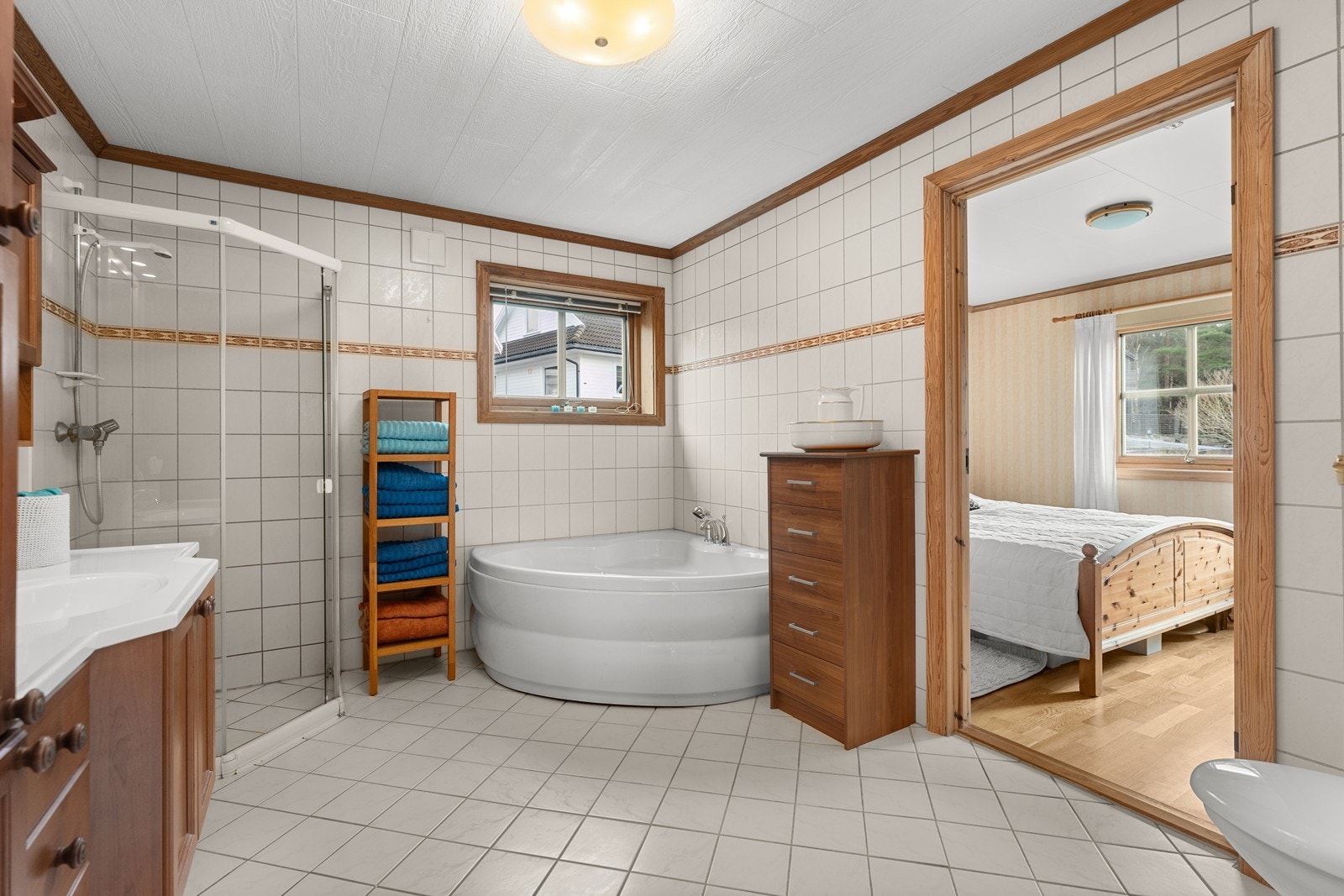 Adkomst til hovedsoverom fra badet. Galleribilde