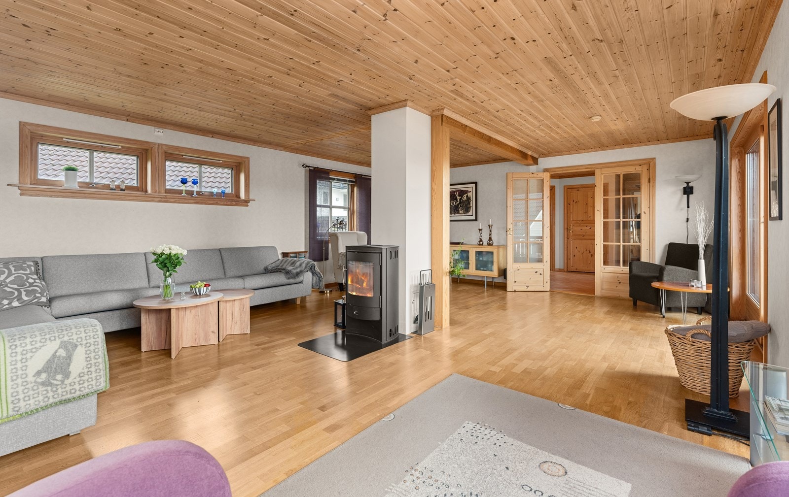 Stor stue med vedovn. Plass til flere sittegrupper! Galleribilde