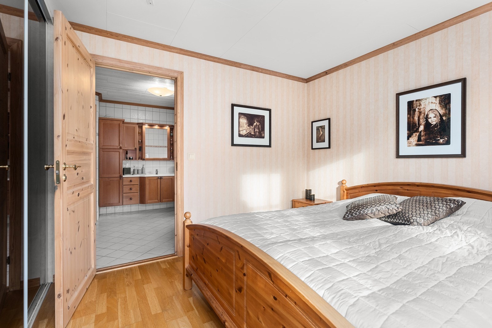 Stor skyvedørsgarderobe på hovedsoverommet. Galleribilde