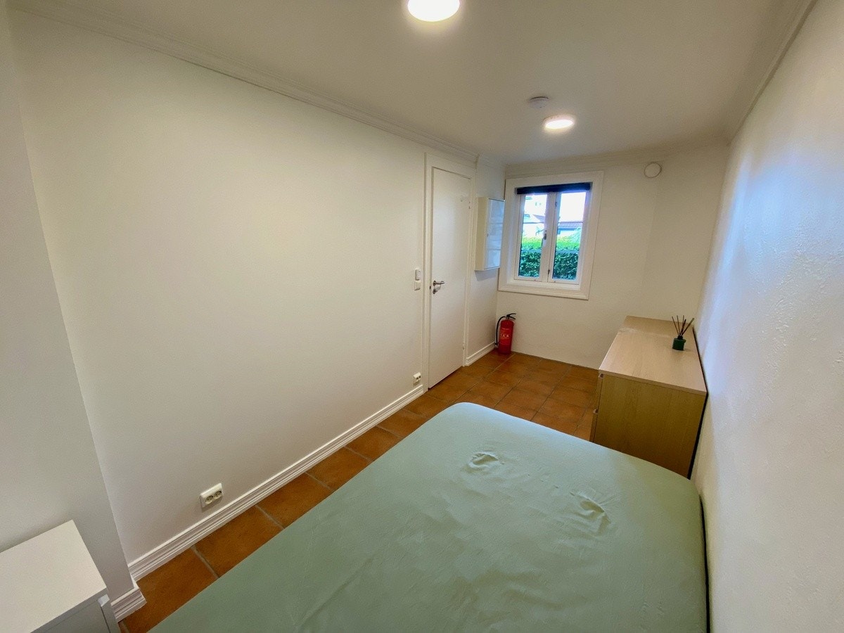 Soverom, 200cm bredde så 150-180 dobbelseng passer fint. Galleribilde