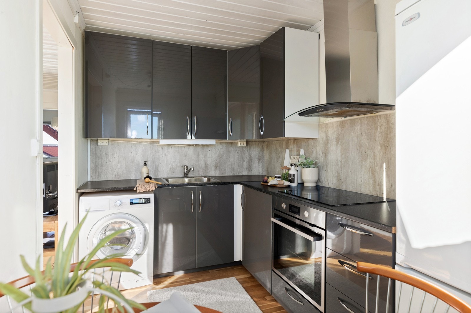 Kjøkken fra 2014 med slette fronter og laminat benkeplate Galleribilde