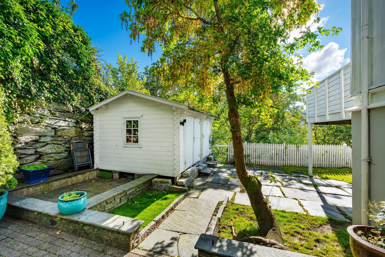 - På eiendommen finnes også en praktisk sportsbod med god lagringsplass -