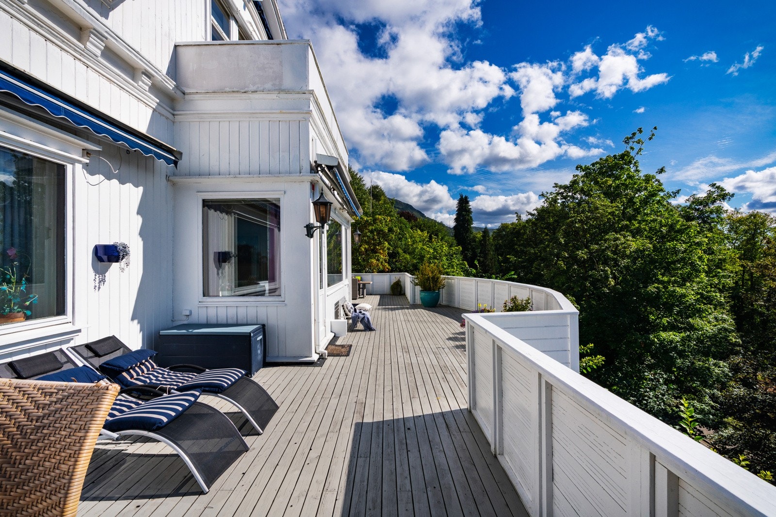 - Fra stuen er det utgang til en altan på ca. 100 m² - Galleribilde