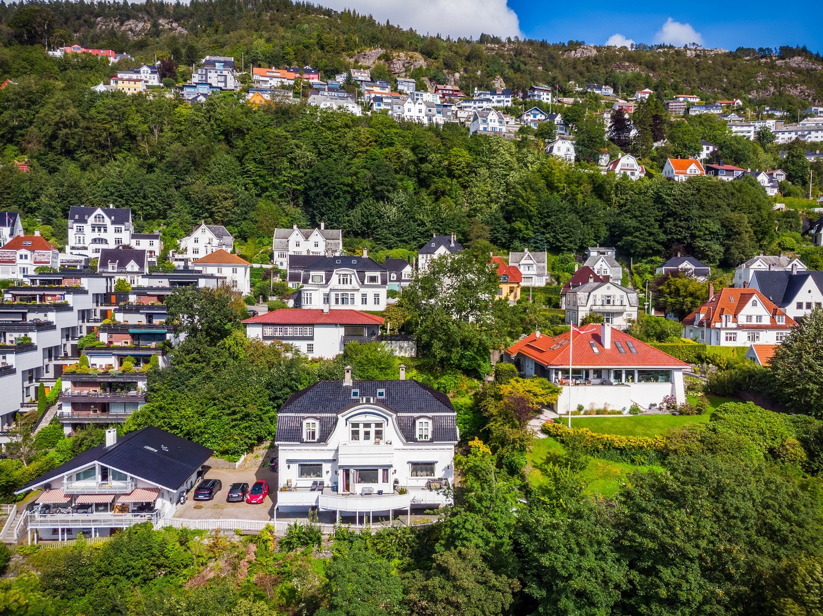 - Villaen ligger i Fjellsiden, i et av byens mest ettertraktede boligstrøk - Galleribilde