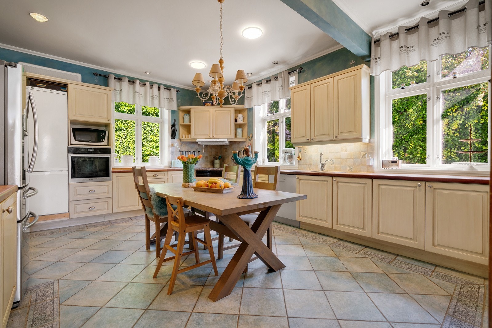 - Lys og romslig kjøkken - Galleribilde