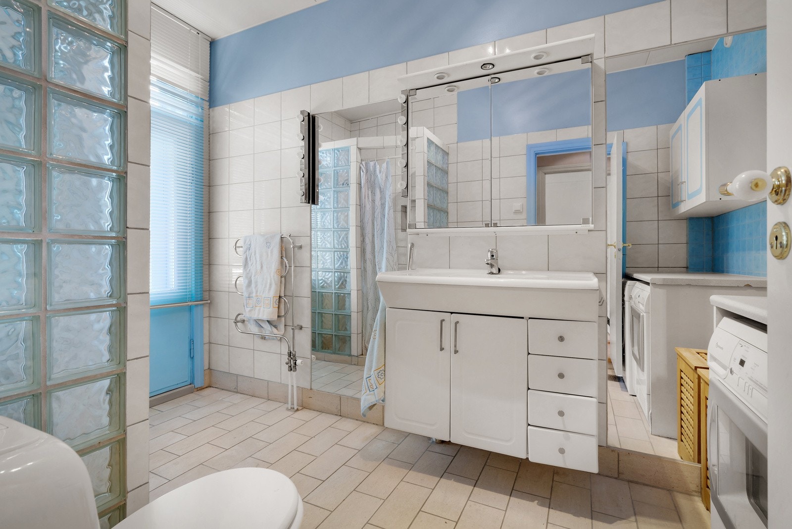 - Stor bad med opplegg for vaskemaskin og tørketrommel -