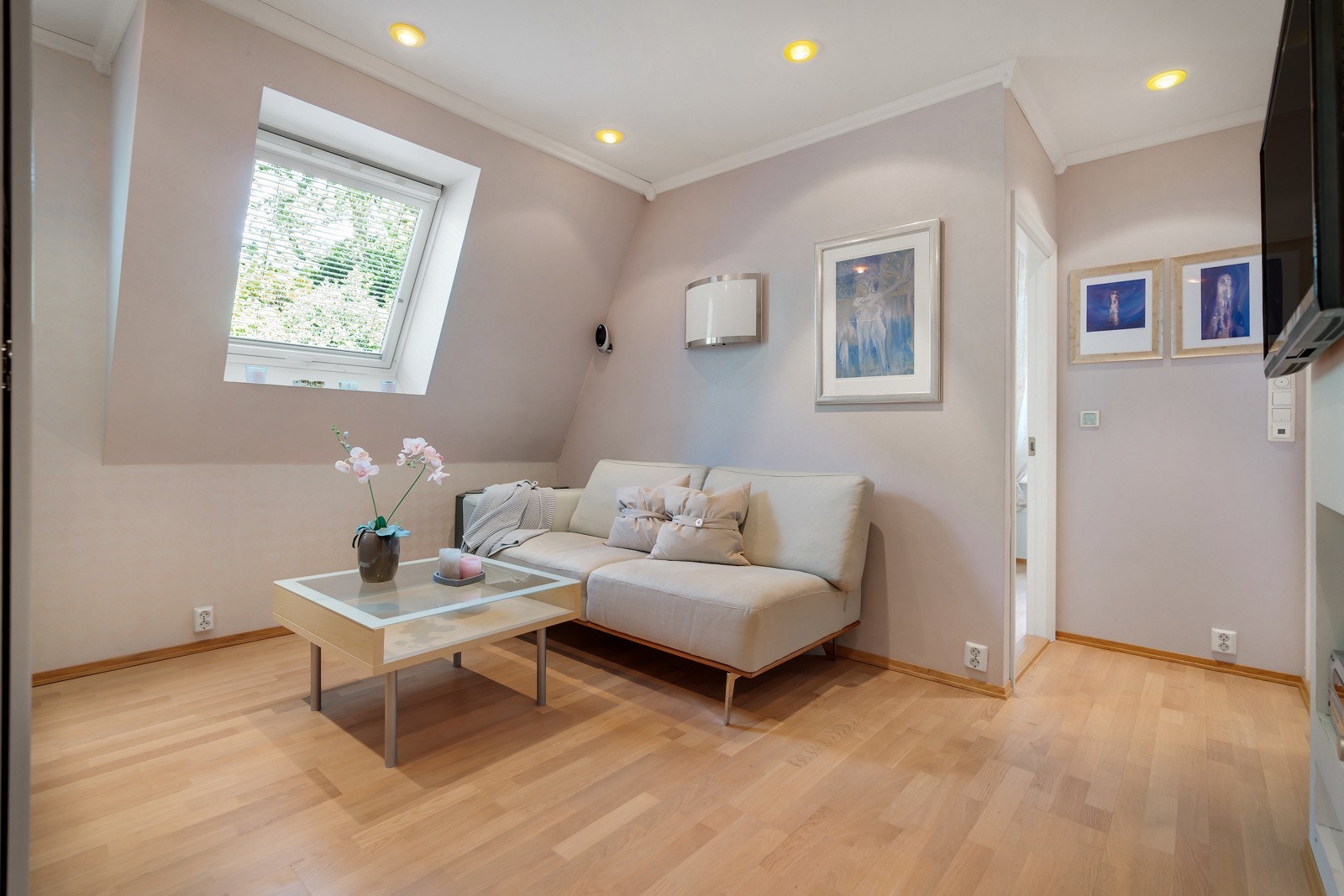 -  I tillegg har 2.etasjen en egen adskilt del med stue/kjøkken, soverom, bad/vaskerom -