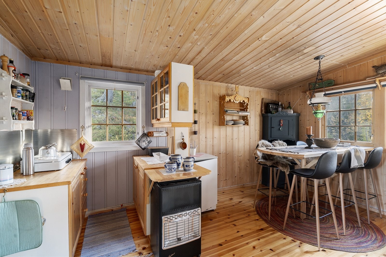 Åpen løsning mellom kjøkken og spiseplass gir en sosial og praktisk romfølelse. Galleribilde