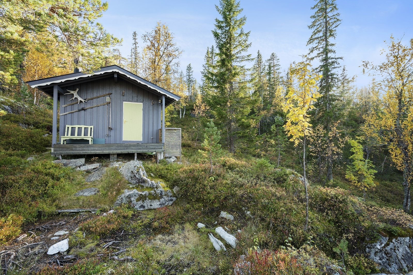Hytta ligger usjenert til med god plass rundt eiendommen. Galleribilde