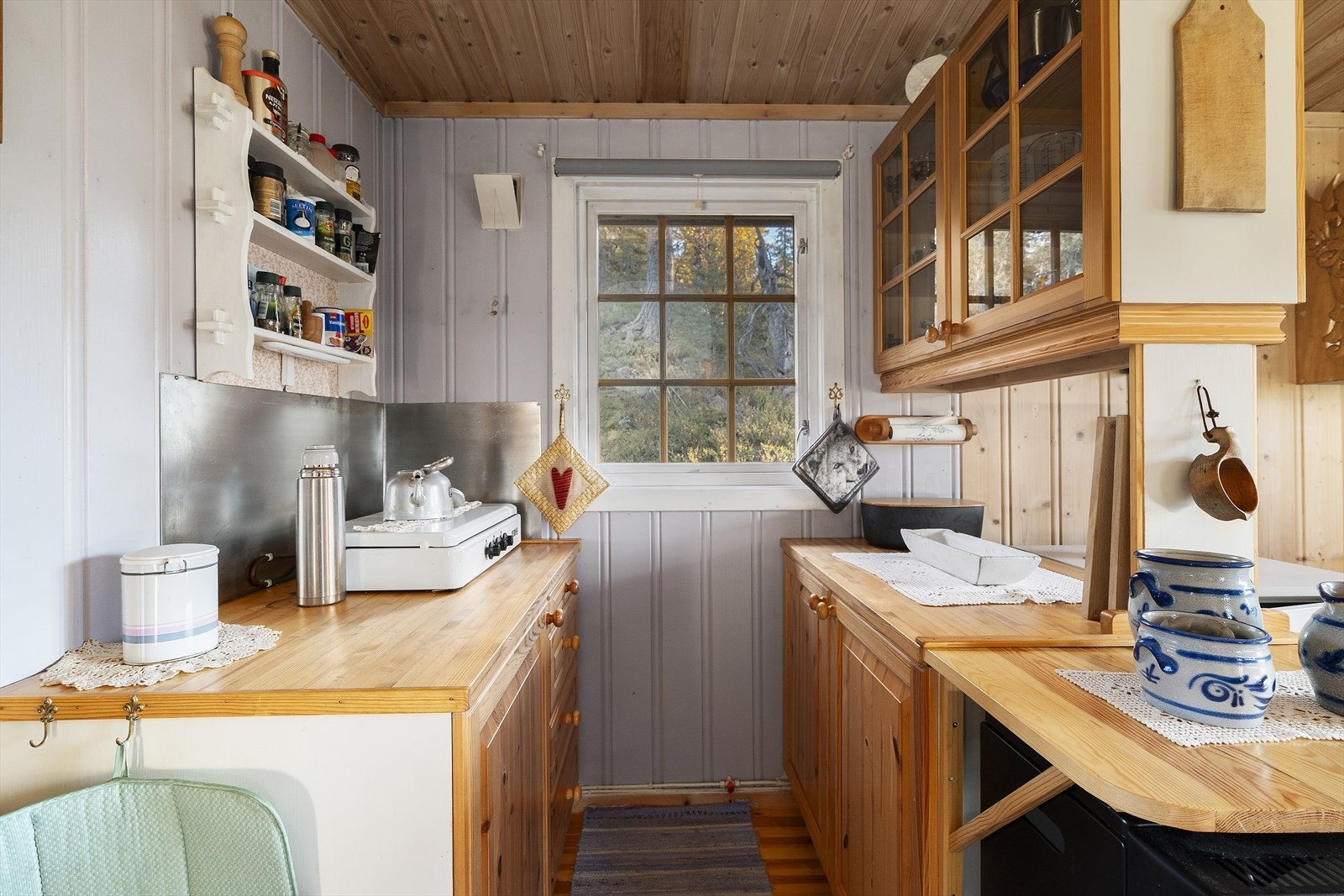 Sjarmerende kjøkken med benkeplate i heltre og funksjonell standard, perfekt for hyttelivet. Galleribilde