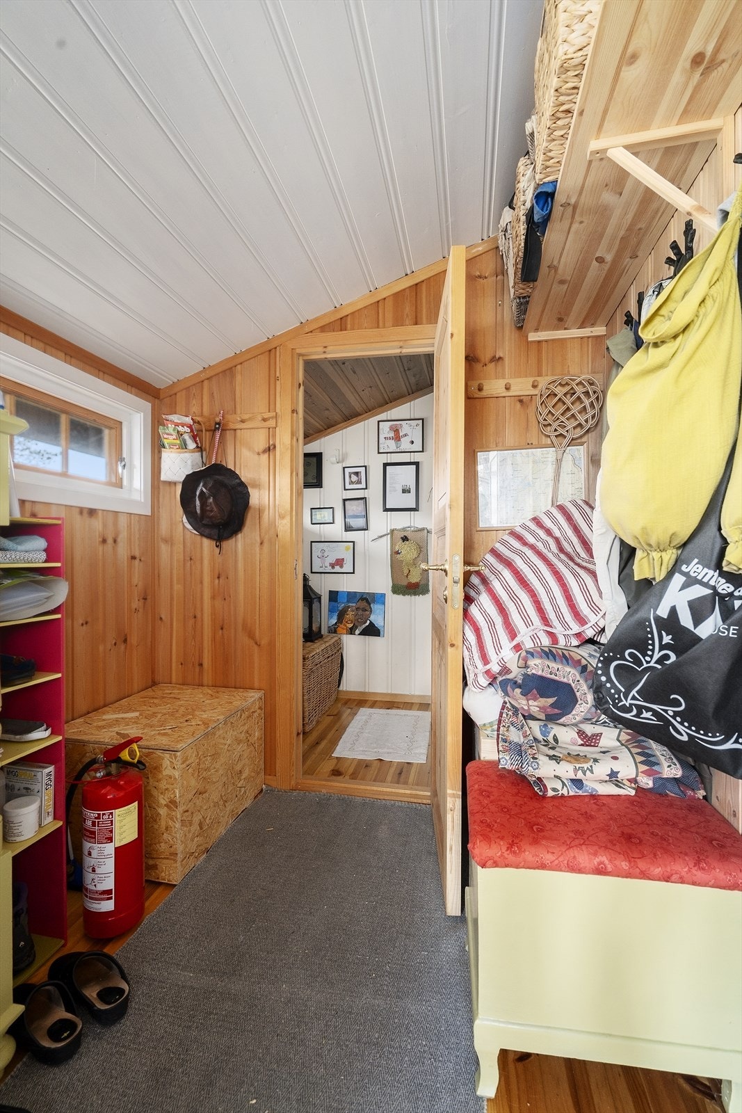 Inngangsparti med plass til oppbevaring av yttertøy og sko. Galleribilde