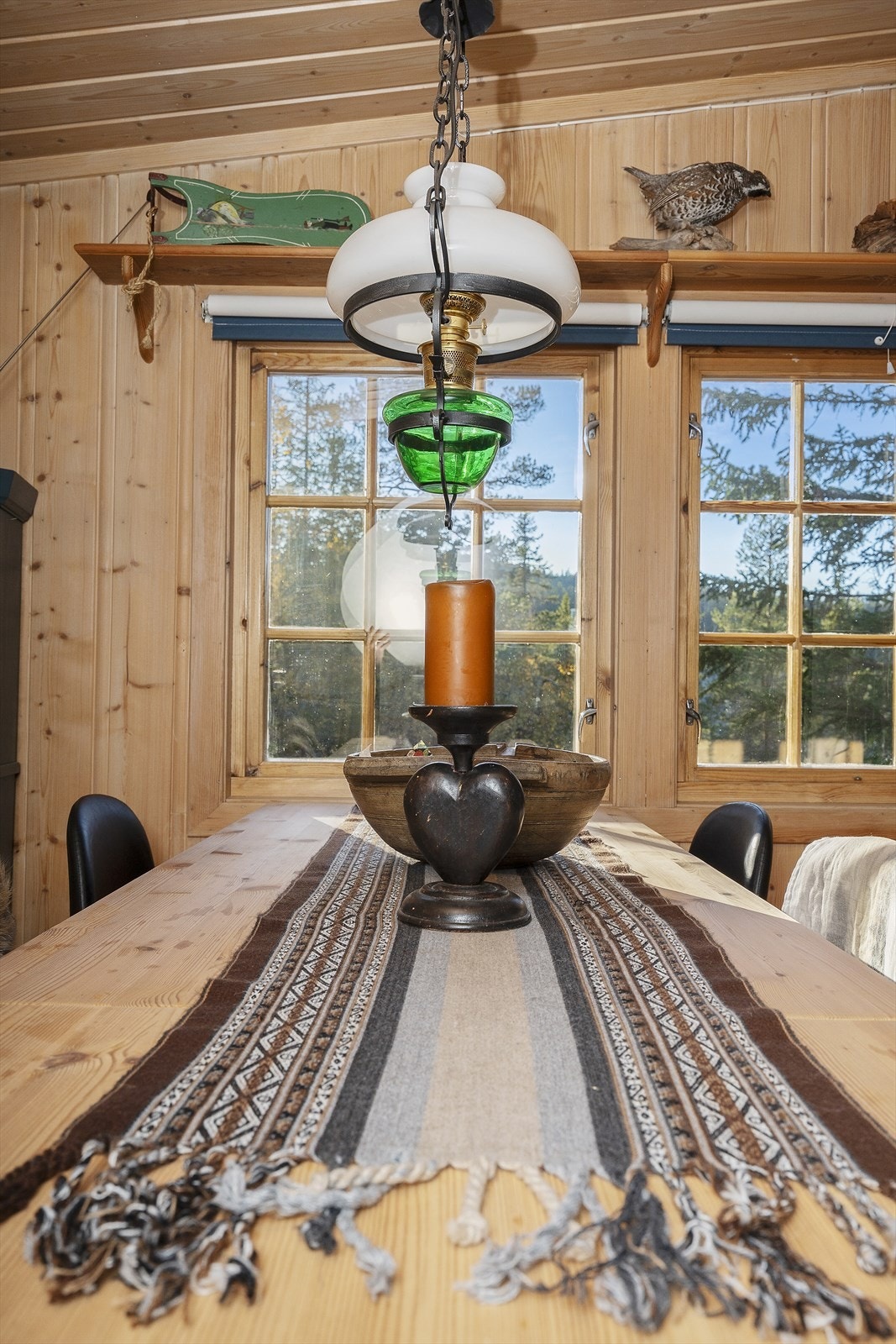 Romslig bord med plass til familie og venner. Galleribilde