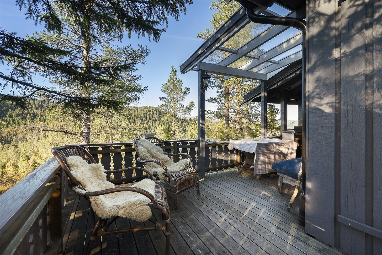 Solrik terrasse med flott utsikt mot naturen. Galleribilde