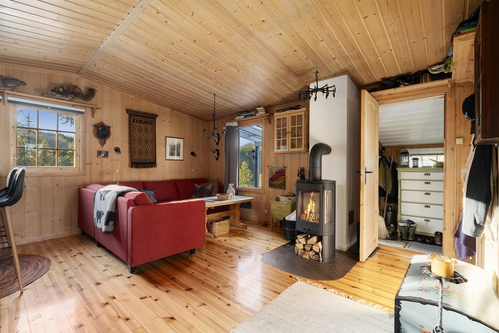 Koselig stue med vedovn som varmer godt på kalde dager. Galleribilde