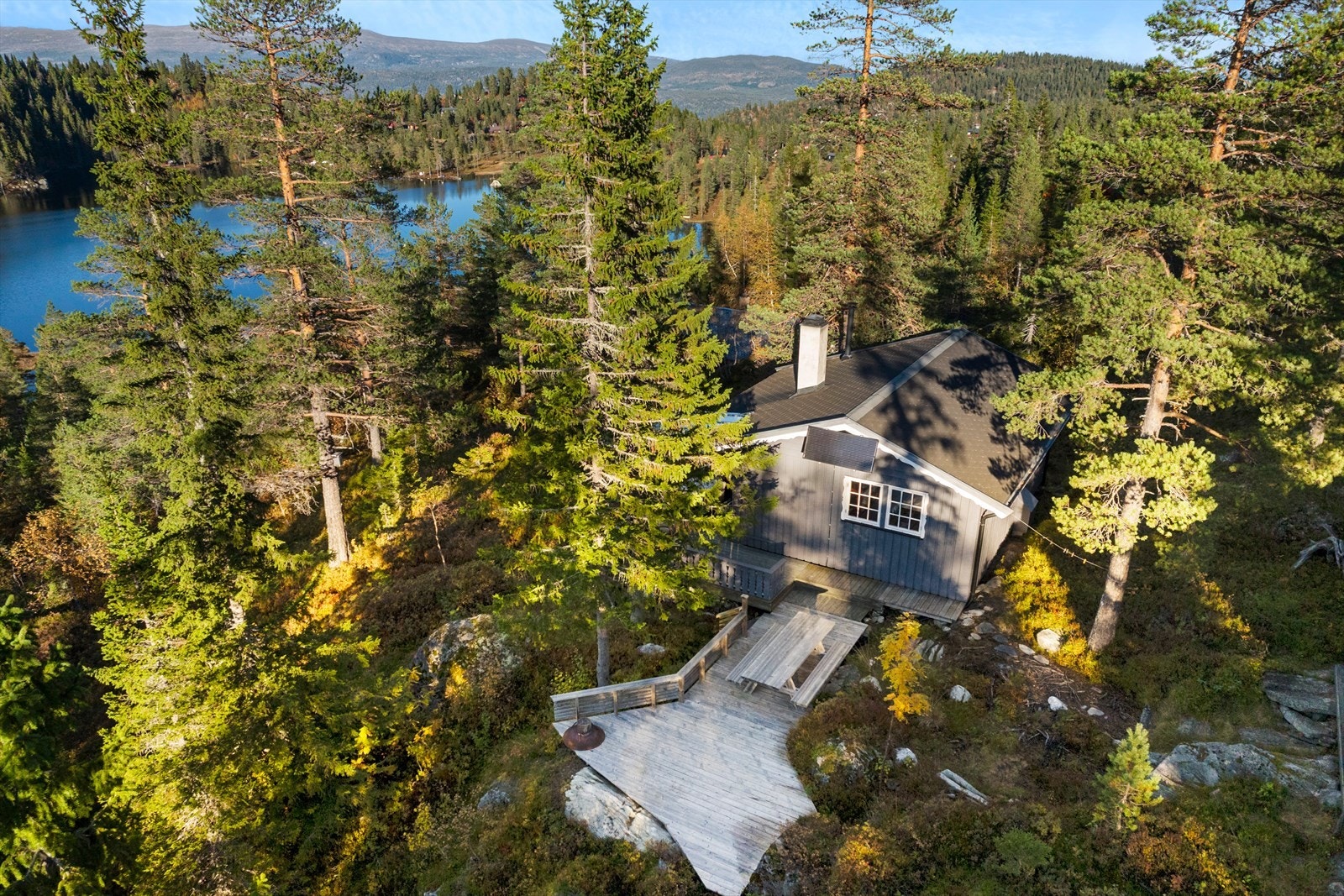 Hytta ligger i naturskjønne omgivelser med flott utsikt og gode solforhold. Galleribilde