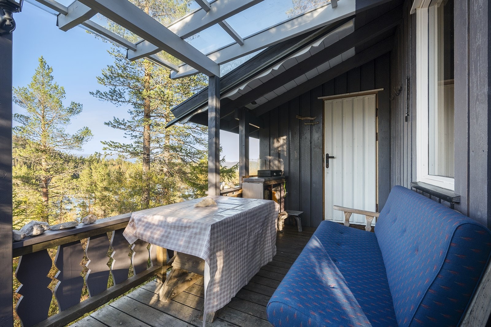 God plass til utemøbler, perfekt for sommerdager. Galleribilde