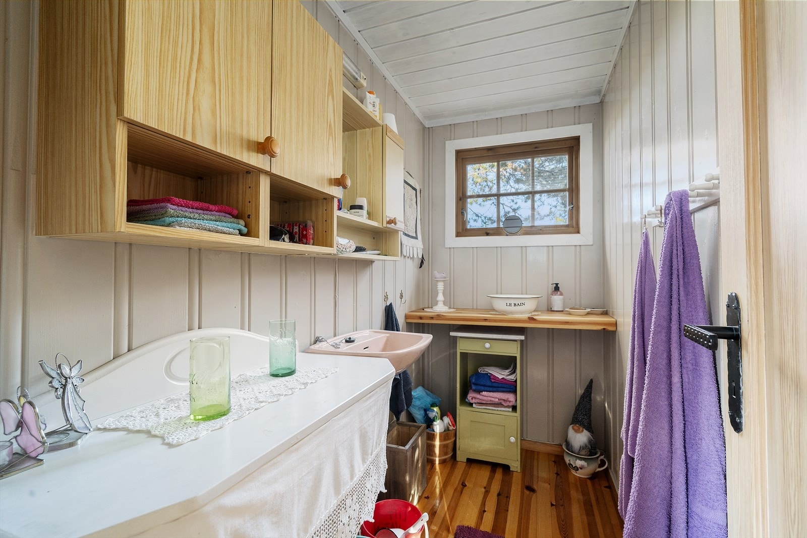 Eget rom med servant, praktisk innredning for enkel hverdagsbruk. Galleribilde