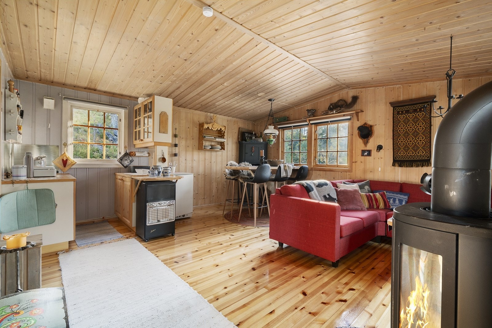 Vinduene slipper inn rikelig med dagslys og rammer inn utsikten. Galleribilde