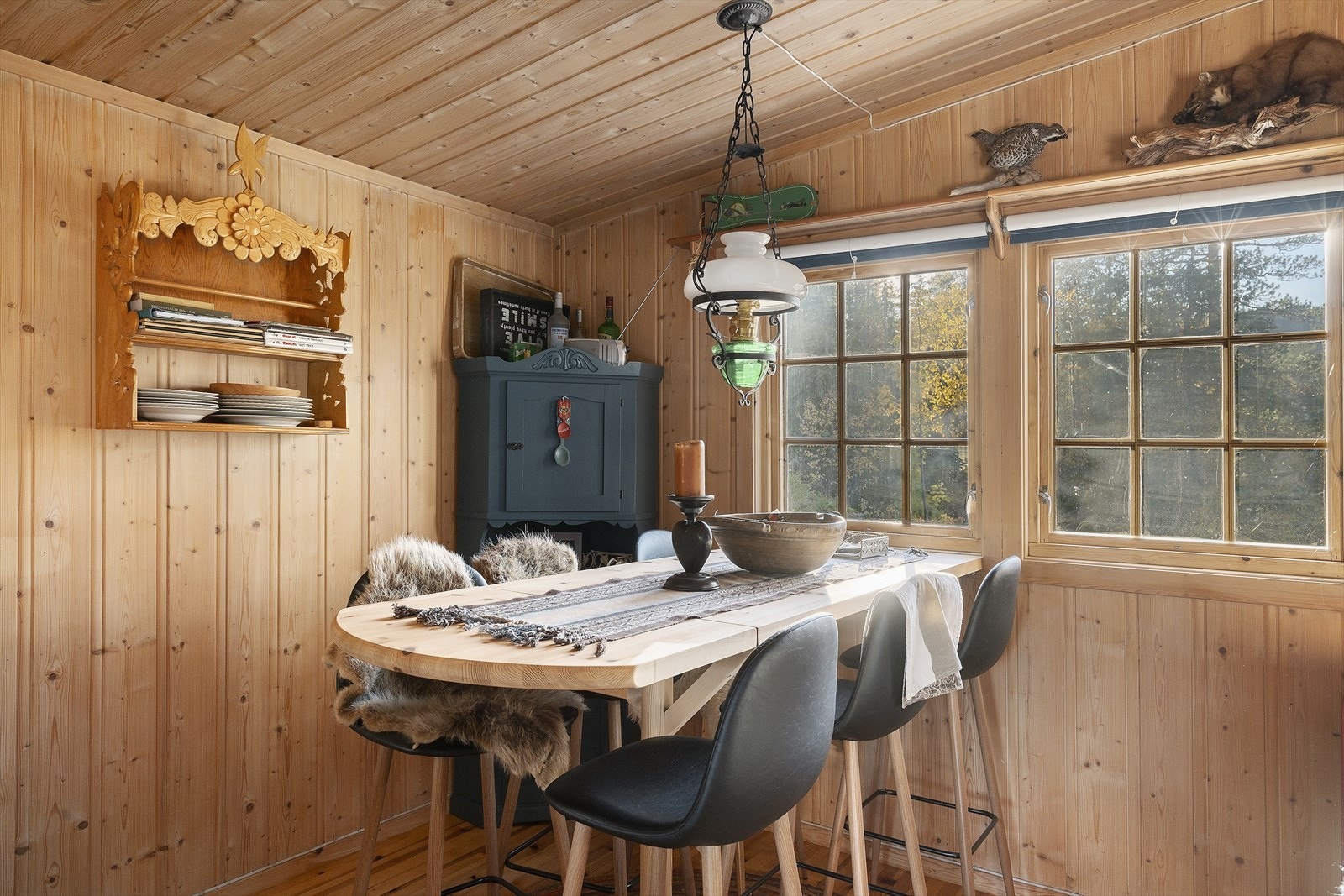 Trivelig spiseplass med utsikt mot naturen. Galleribilde