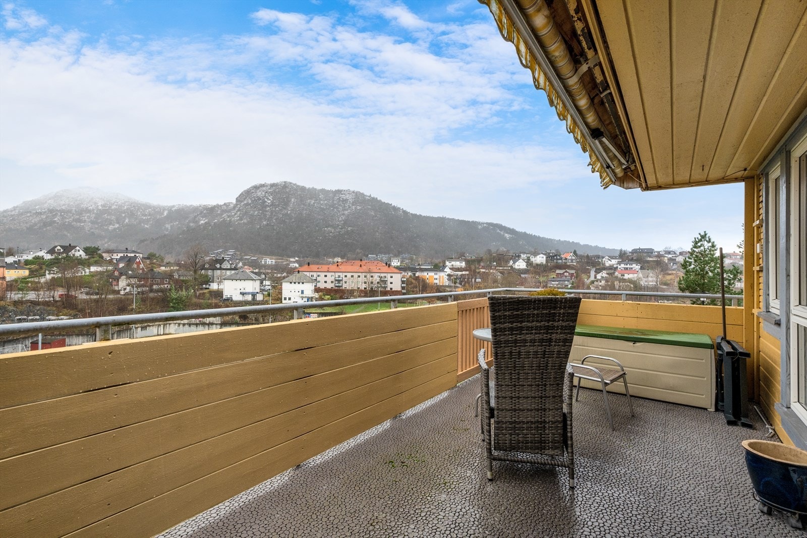 Leiligheten ligger i 2. etasje uten innsyn med flott utsikt mot Lyderhorn, Ørnefjellet og nærområdene Galleribilde