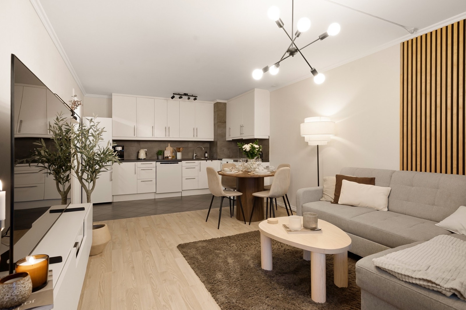 Det er åpen løsning mellom stuen og kjøkkenet. Galleribilde