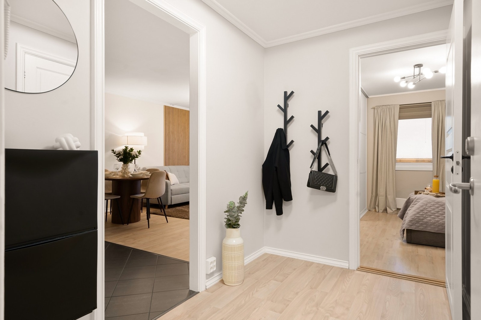 Plass til å henge fra seg yttertøy i entreen. Galleribilde