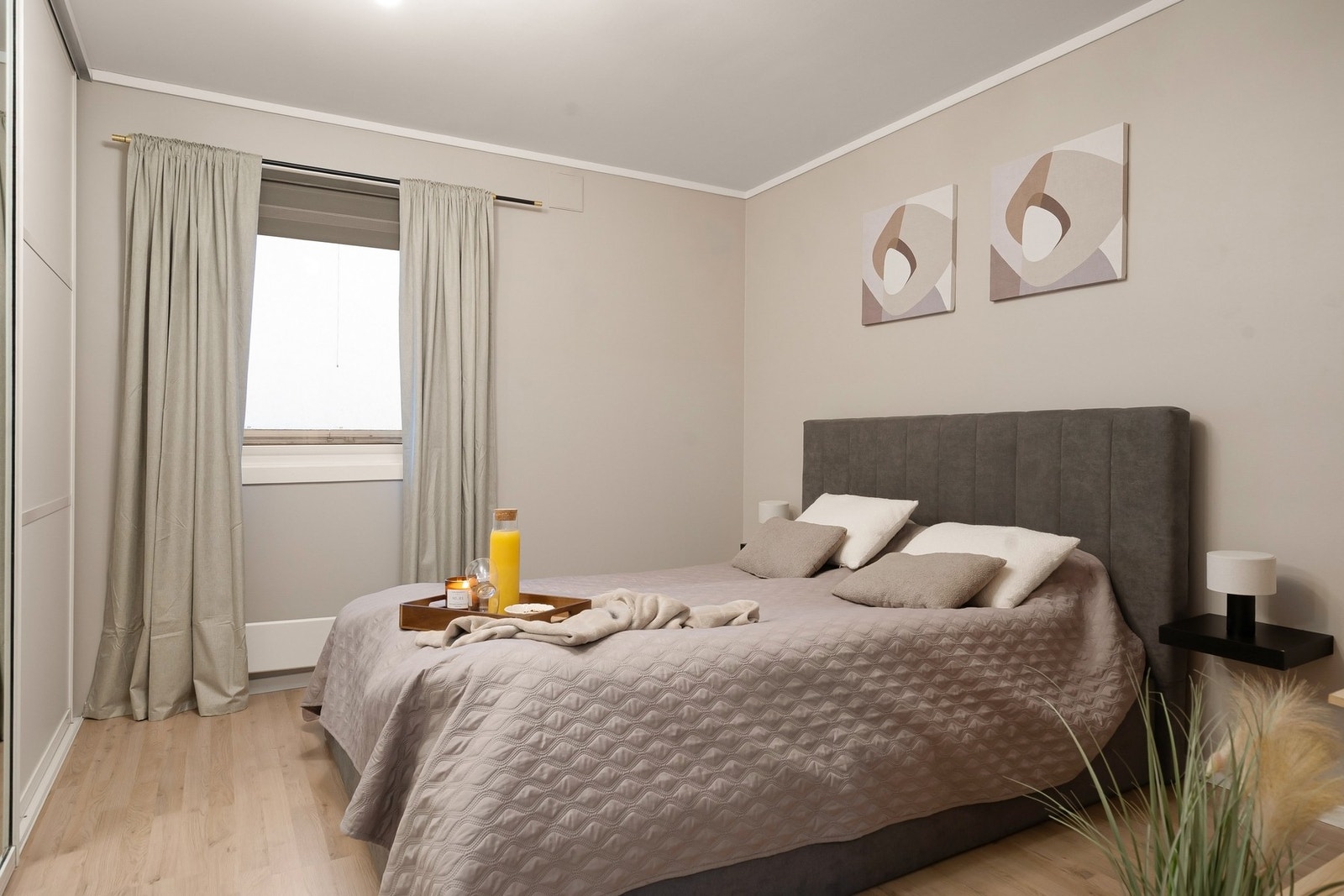 Romslig soverom med plass til dobbeltseng og nattbord. Galleribilde