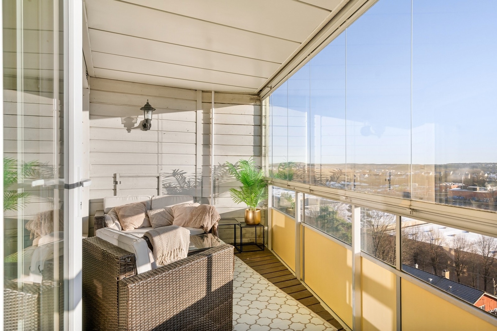 Med innglasset balkong sitter man lunt og skjermet. Galleribilde