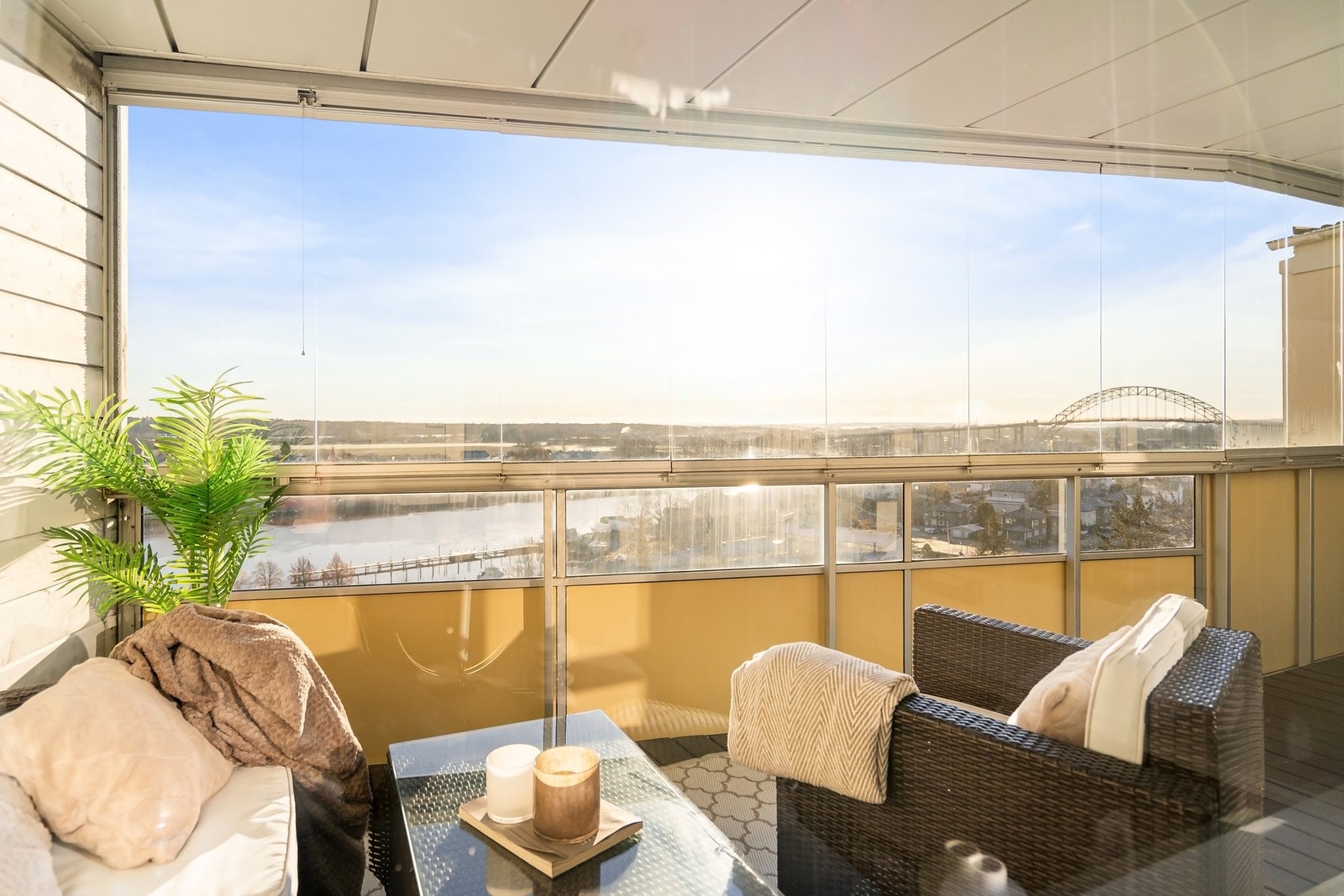 Andelsleiligheten ligger i øverste etasje uten innsyn. Flott utsikt mot elva! Galleribilde