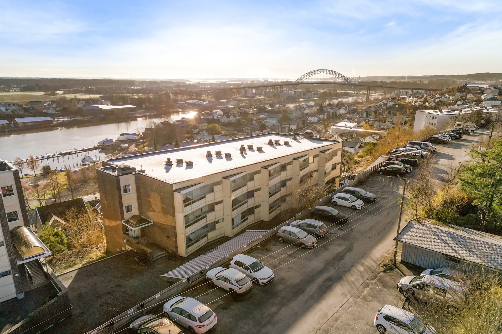 Biloppstillingsplass like utenfor leiligheten. Galleribilde