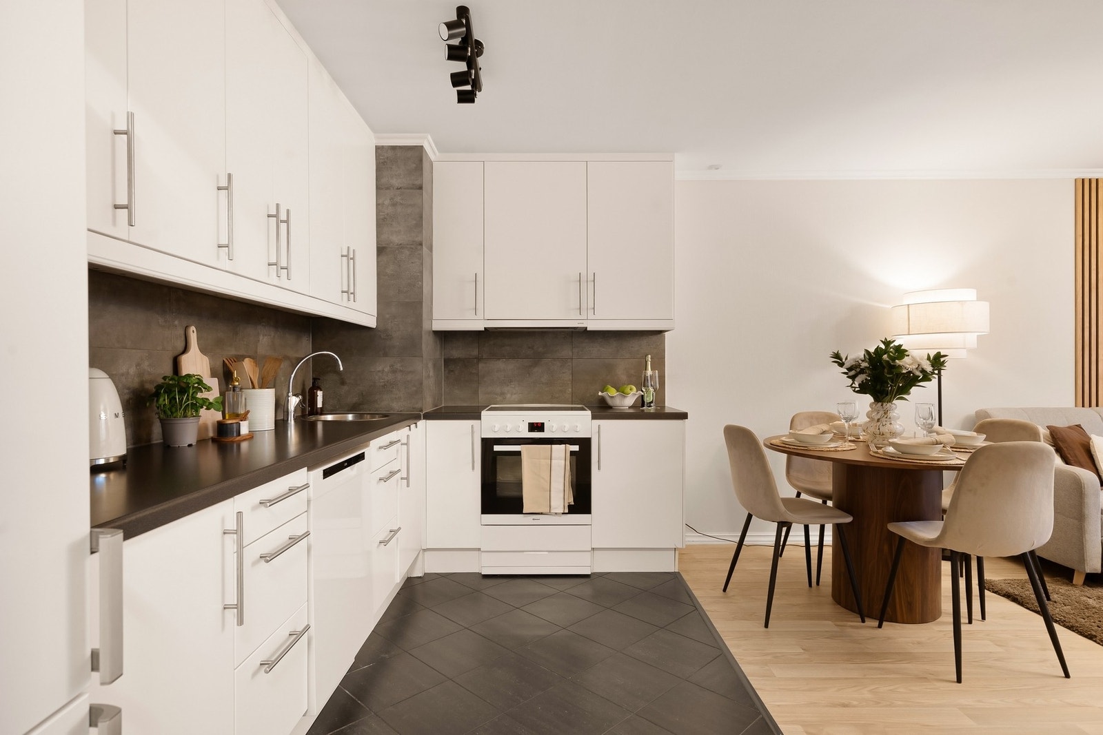 Plass til spisestue ved kjøkkenet. Galleribilde