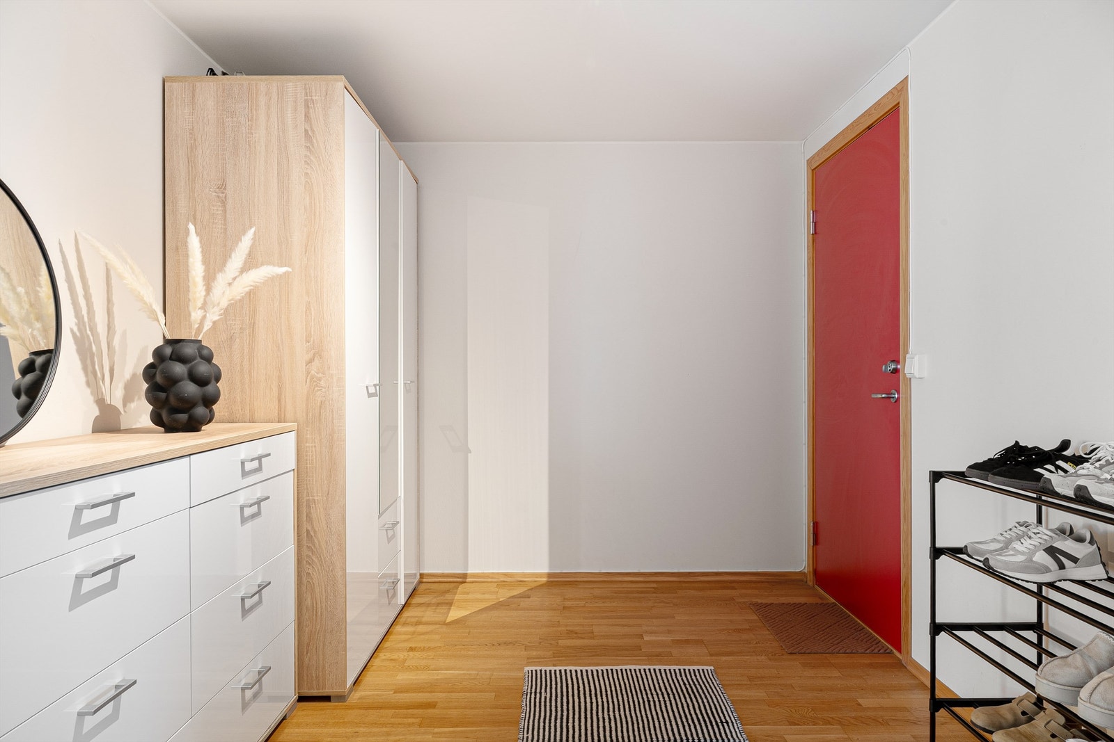 Stor og romslig entré med god oppbevaringsplass. Galleribilde